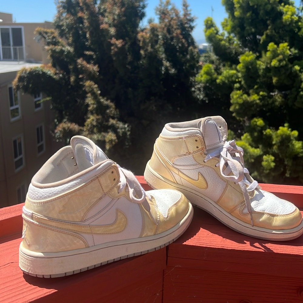 Nike Air Jordan 1 Retro Phat, Light Yellow (size 6Y, or 7 Women’s)